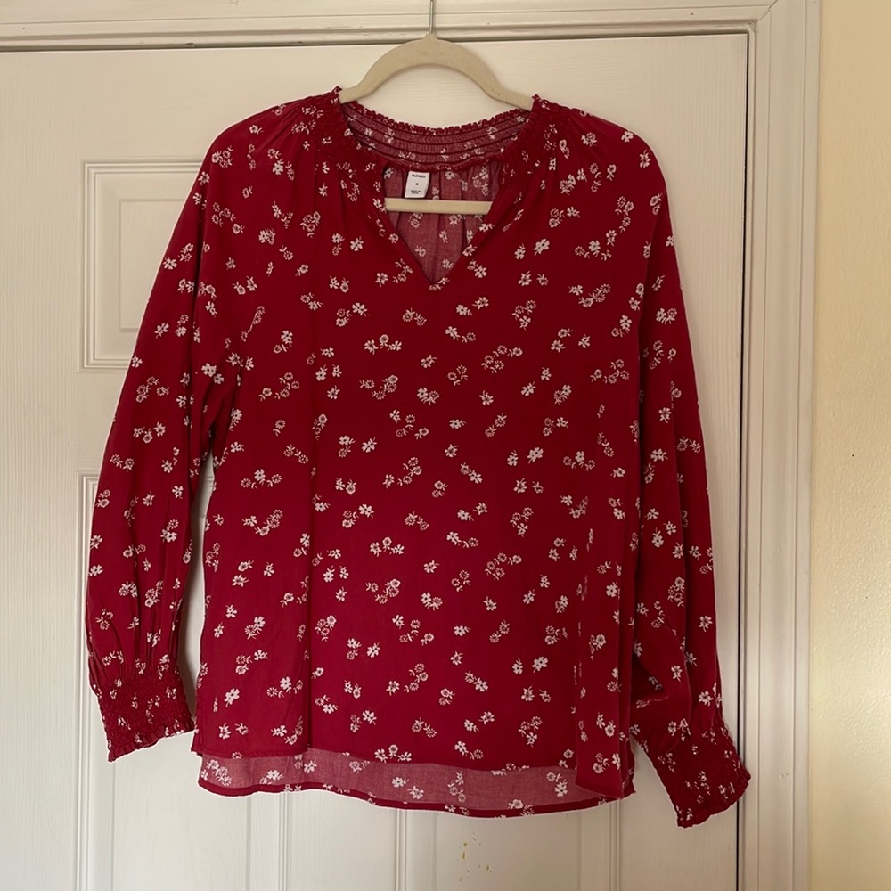 This blouse is so cute!Its in great condition and is a medium!